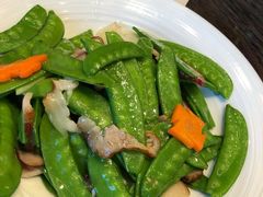 腊肉荷兰豆-青红之间·新派融合川菜(慈云寺店)