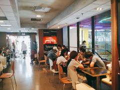 等位区-麦当劳(东急新天地店)