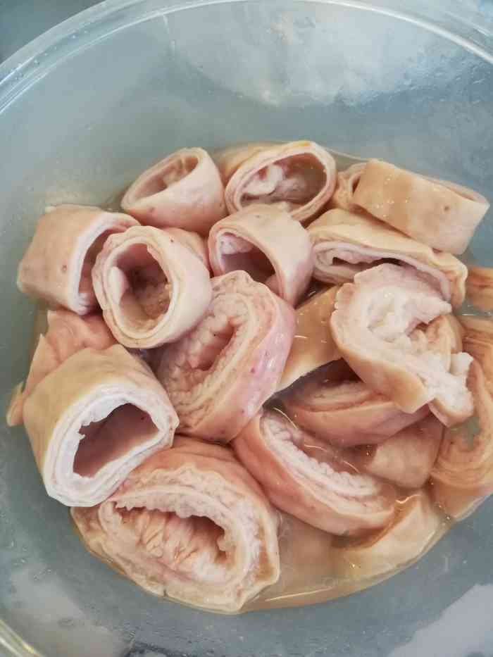 不过他们家东西还是挺多的,熏肚,熏肠,鹅掌,鹅肉,鹅翅,肺头,猪心