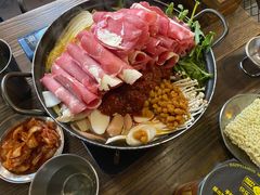 部队锅-MI WU FACTORY米屋美食工厂餐厅(绿地店)