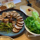 一口咬下去很柔软但是不油腻,配上小菜和生菜,很清爽