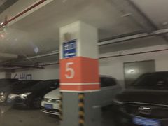 -绿地缤纷城-停车场