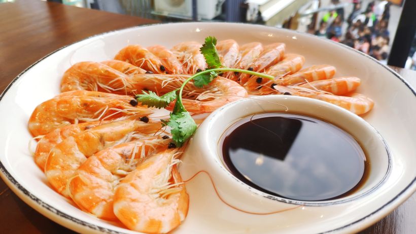 『「白灼红虾」』摆盘很满意,明虾也是我喜欢的海鲜之一,虾的味道比鱼