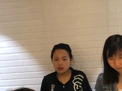 这就是那个服务员。-过桥缘·过桥米线(大华虎城嘉年华店)