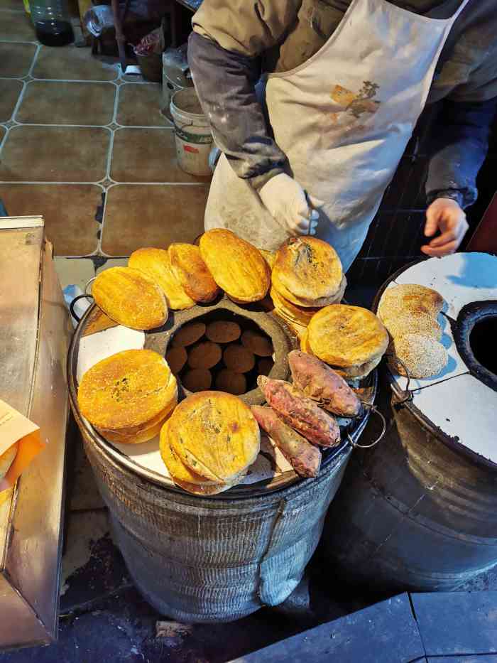 重庆老烧饼(纯阳洞店)-"停车准备去吃中一路的羊肉粉,看到对面撂了.