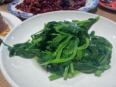 清炒豌豆尖-渝信川菜 · 川味家常菜(财富购物中心店)