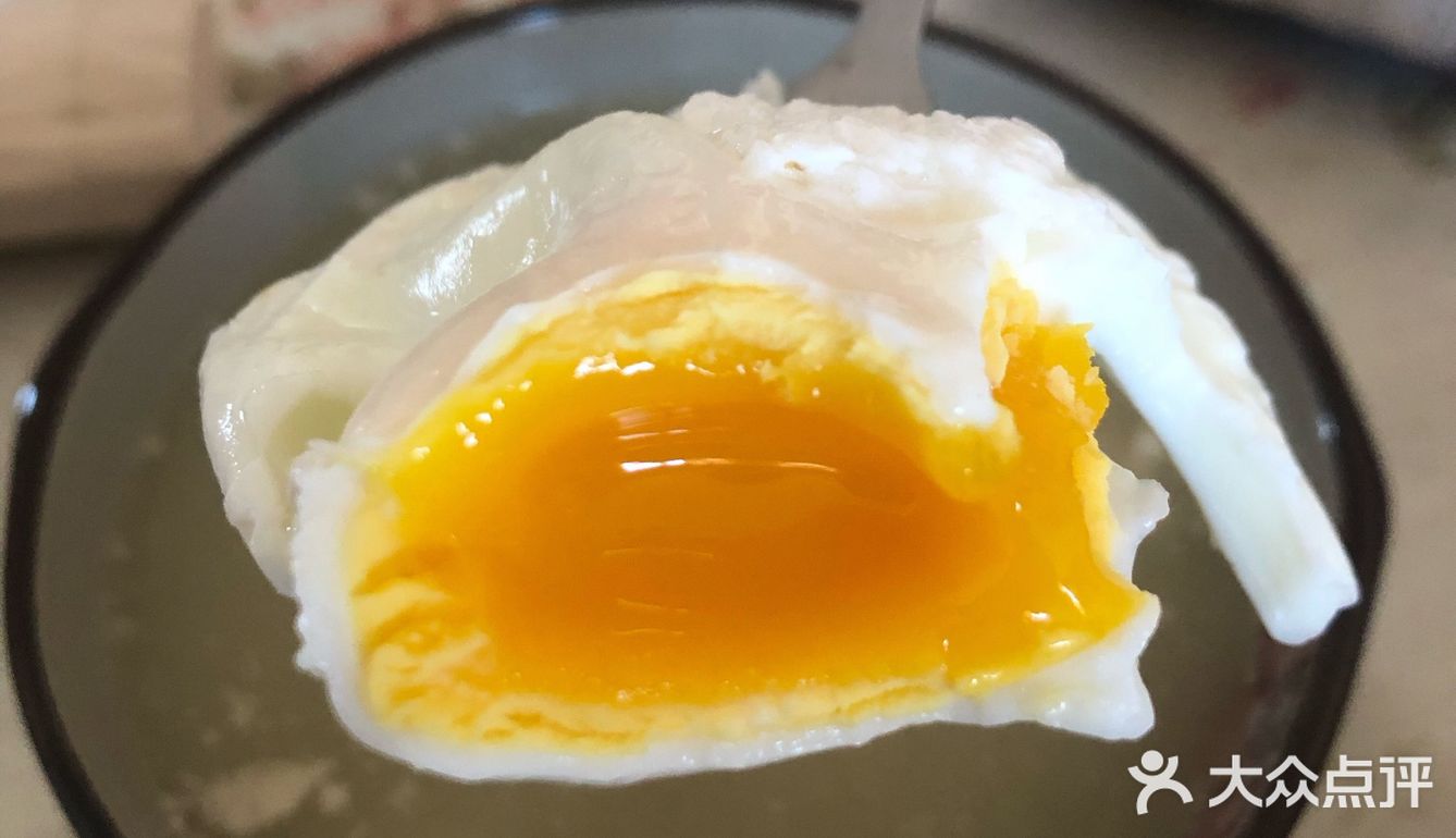 煮完了锅里一层白白的蛋清，也不算浮沫，就一层蛋白