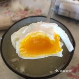 煮完了锅里一层白白的蛋清，也不算浮沫，就一层蛋白