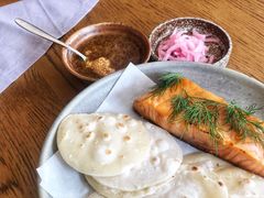 烟熏三文鱼配烤饺子皮和芥末籽酱-BOR Eatery(安福路店)