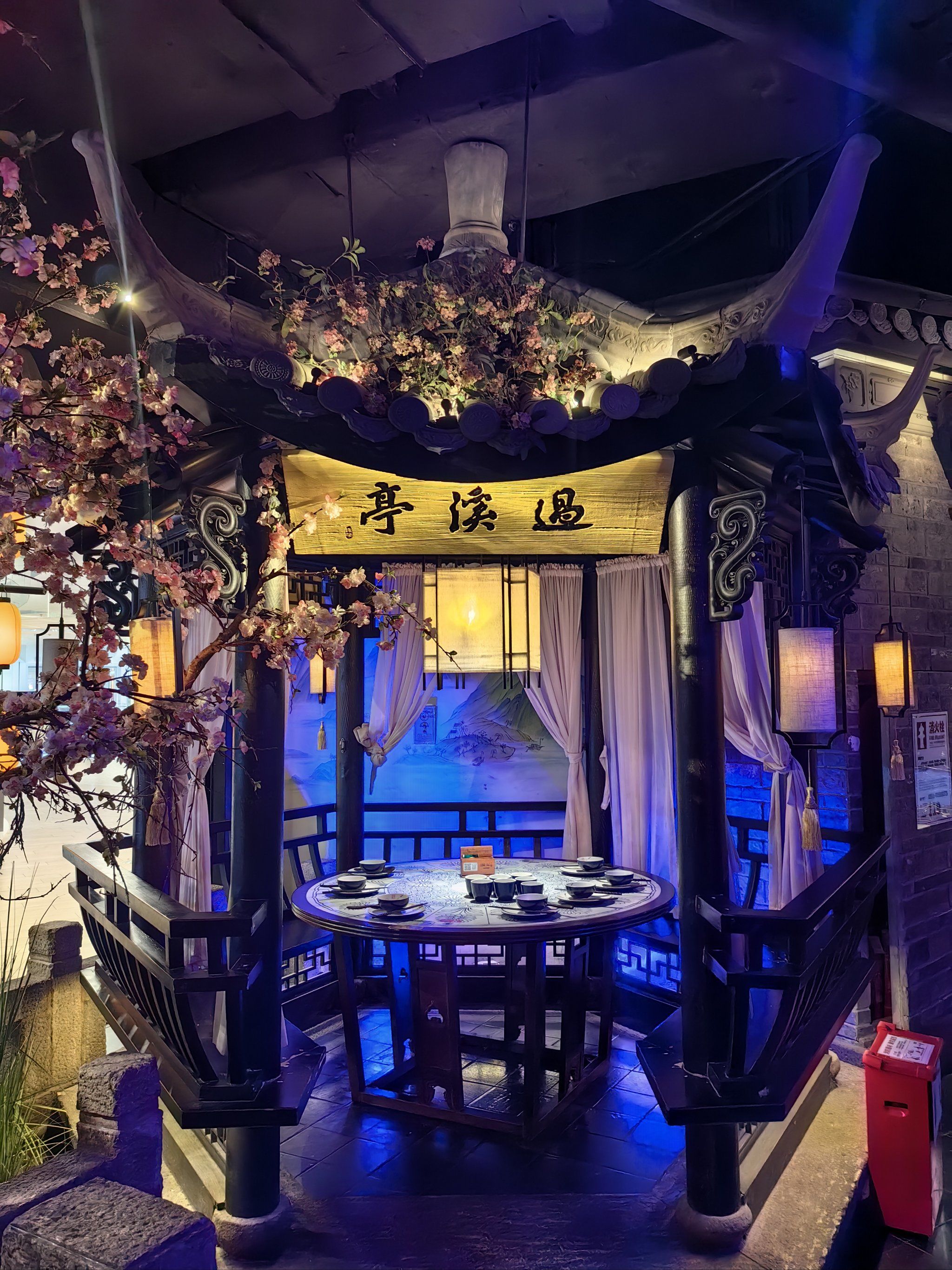 充满诗意的一家店,古色古香,桃花满屋,感觉穿越古代