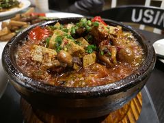 石锅肥肠鸡-舌尖上的食缘花园主题餐厅