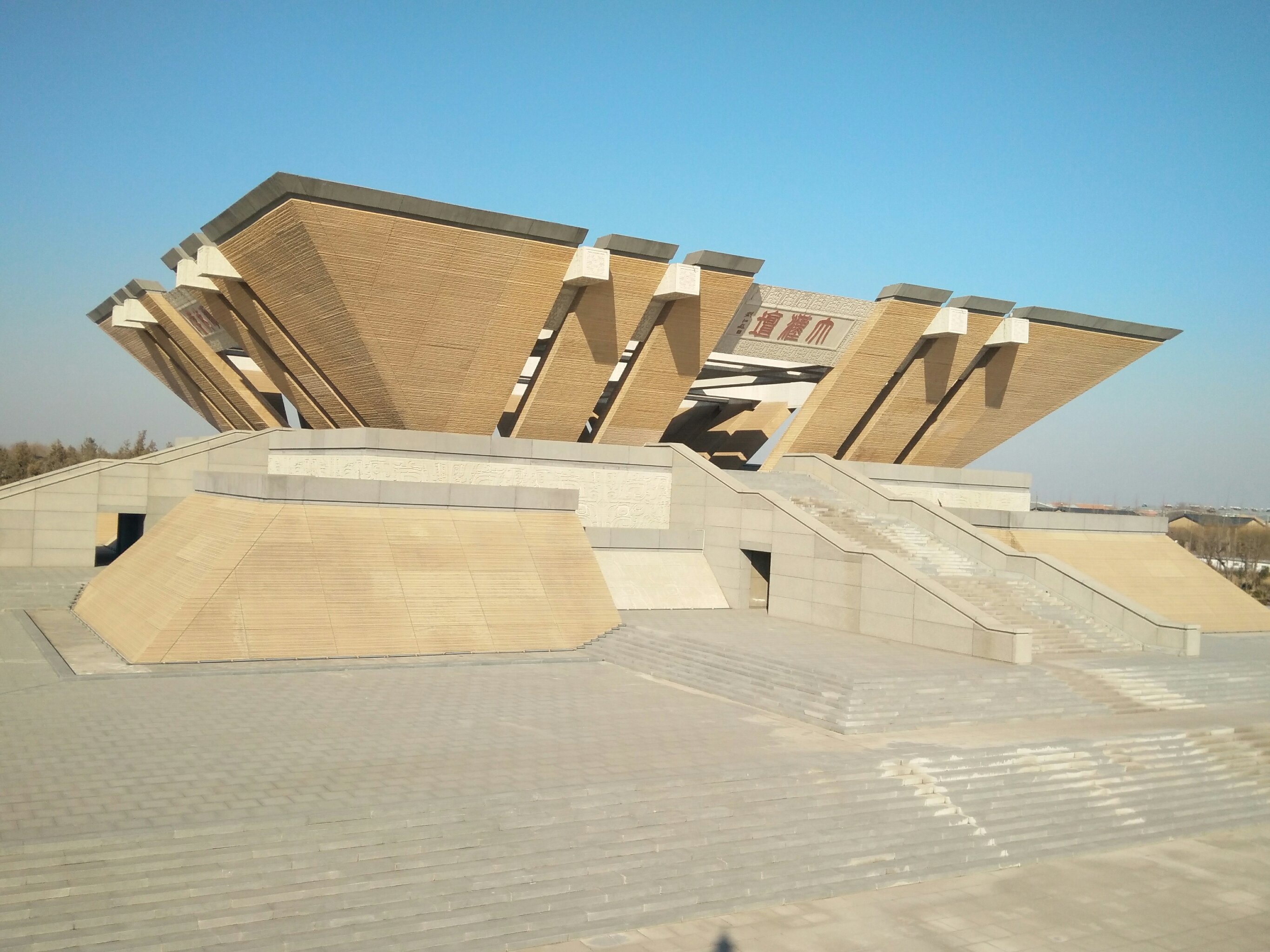 医院站点乘211路公交2元钱在汉皇祖陵附近下车(景点就在518国道北侧)