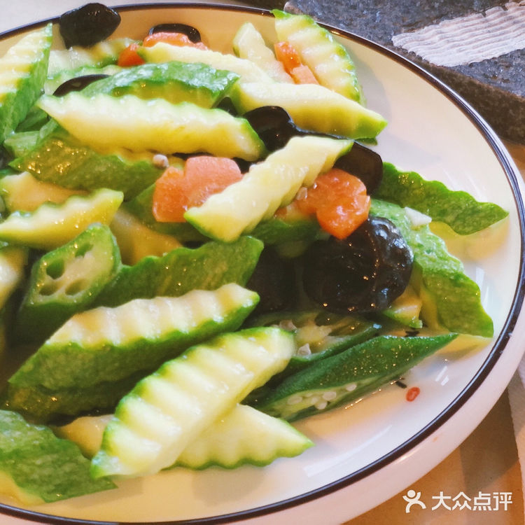 笋,腊肉,汤汁味道也不错。餐厅服务员还会及时来提示关火