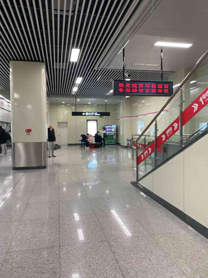 郑州东站(地铁站)-"地铁5号线和地铁1号线在郑州东站地铁站有.