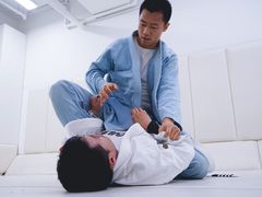 -菠萝格斗巴西柔术训练馆