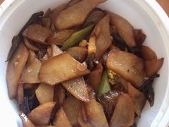 黄蘑土豆片-北李妈妈菜·虾爬子大锅贴(贵和店)