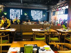 大堂-洪氏嗨捞·广东猪肚鸡·椰子鸡火锅(西咸万象城店)
