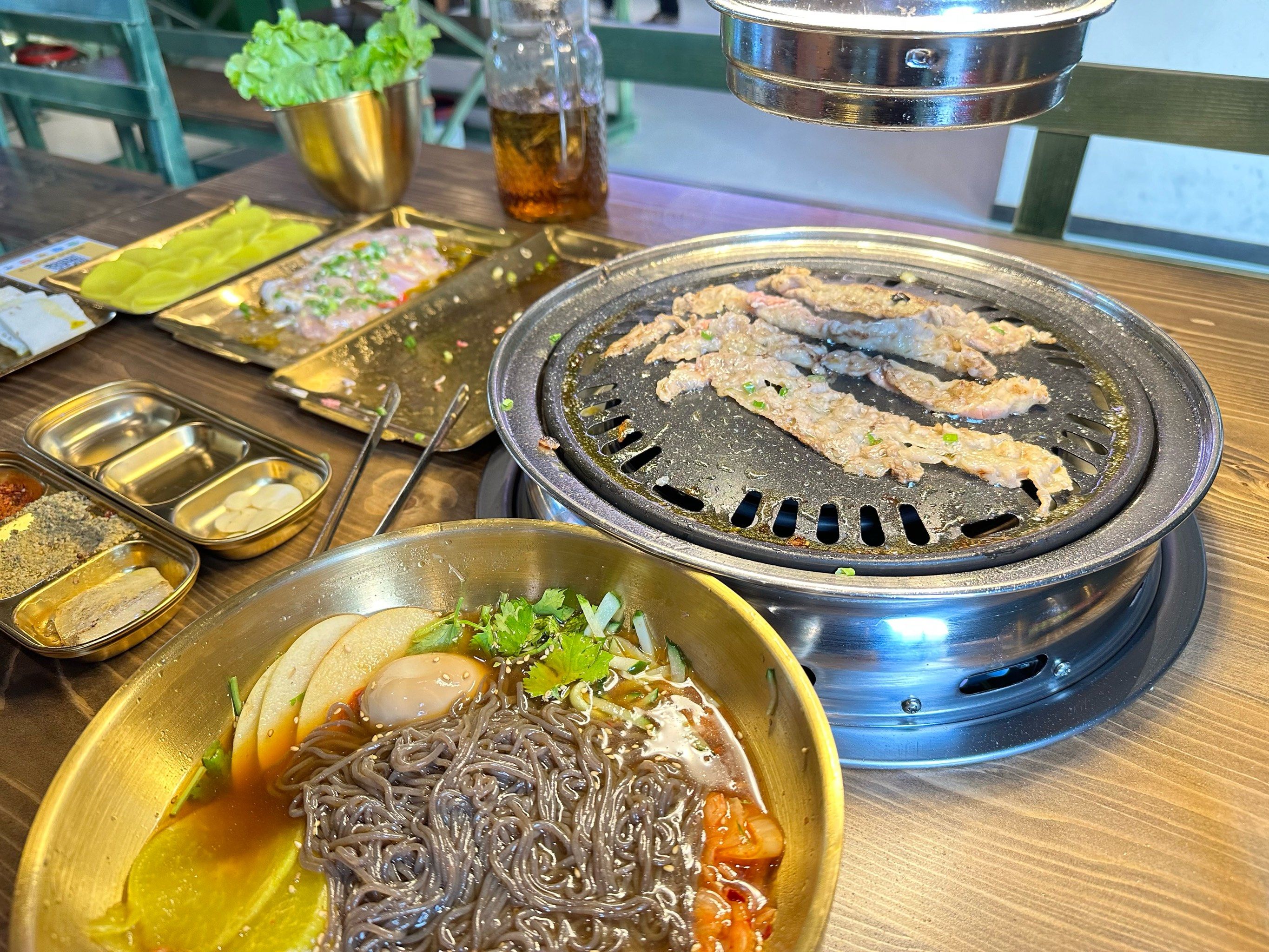 的烤肉店 
装修就给人一种干净舒适的感觉
进门96迎宾小狗哦 叫