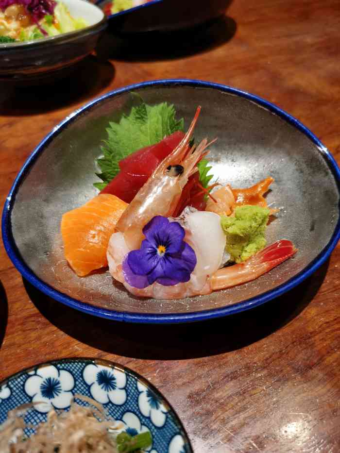 四叶寿司(三里屯店)-"[环境]很温馨哒日料店,进店就拖鞋子有种.