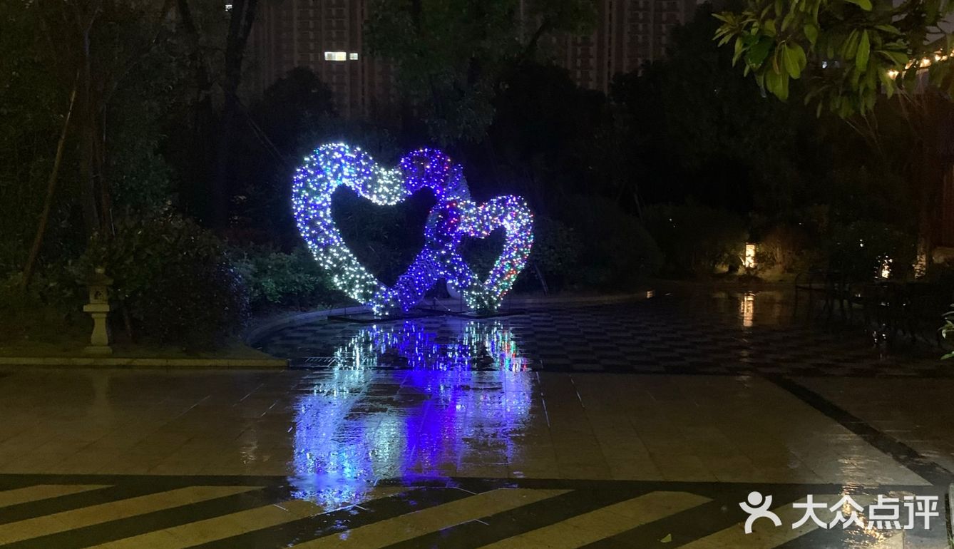 别墅房中有私汤,泡一次300块钱