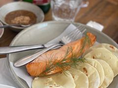 烟熏三文鱼配烤饺子皮和芥末籽酱-BOR Eatery(安福路店)