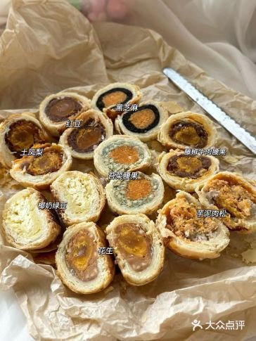 酥皮是重头戏！层层叠叠裹满黄油香，轻轻一捏就簌簌掉渣