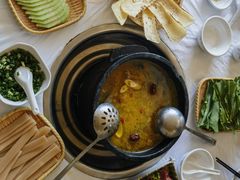 -鲁朗纳麦石锅鸡庄园