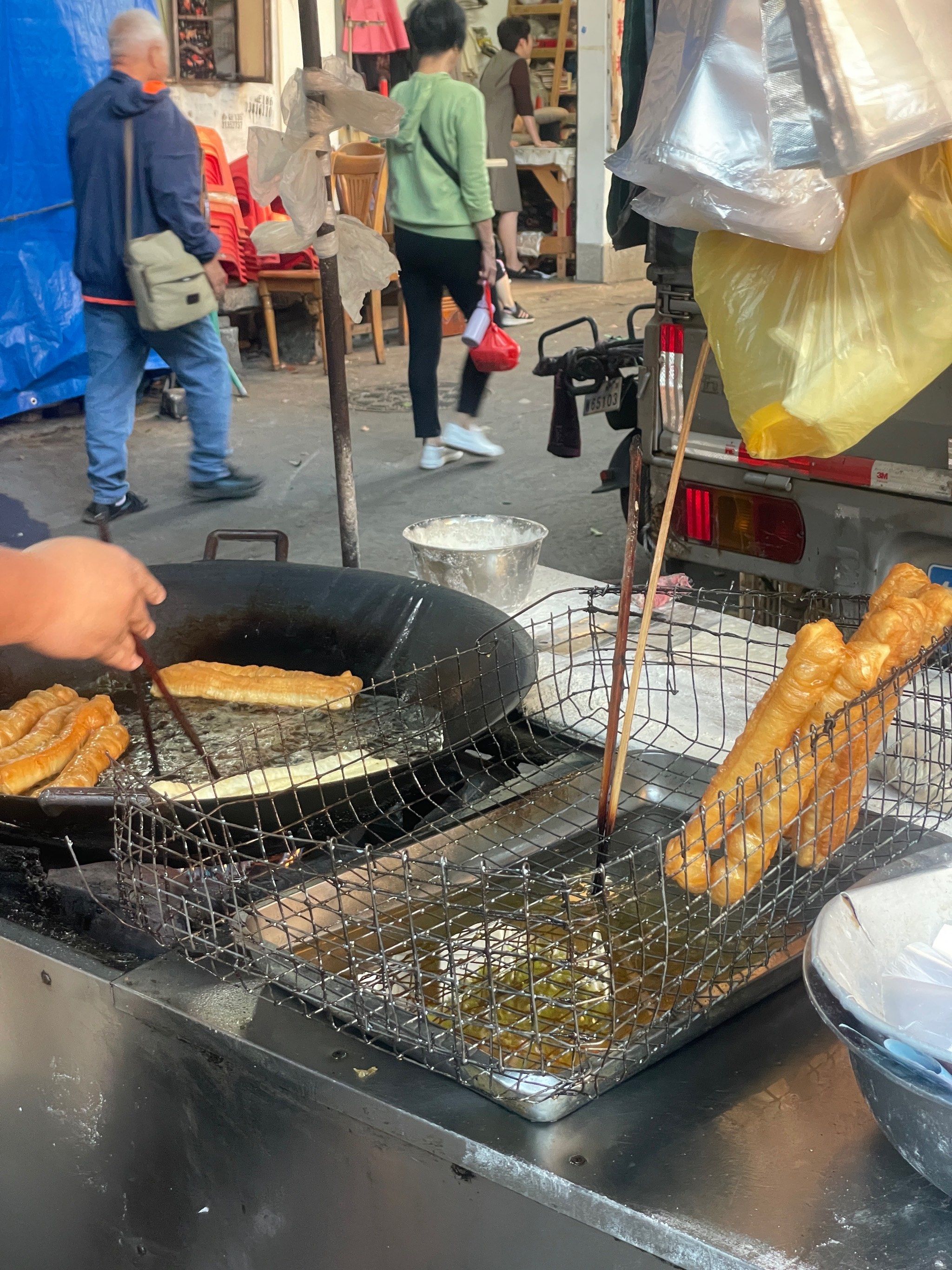 一家开在茶滘市场旁边的路边摊小吃,油面,广东醉爱的茶店"油炸鬼"真的