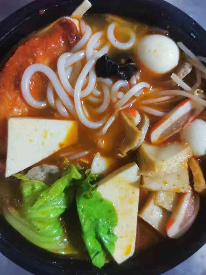 打分 云南米线,离四季青很近,外卖经常点,口味和份量真的没的说,到店