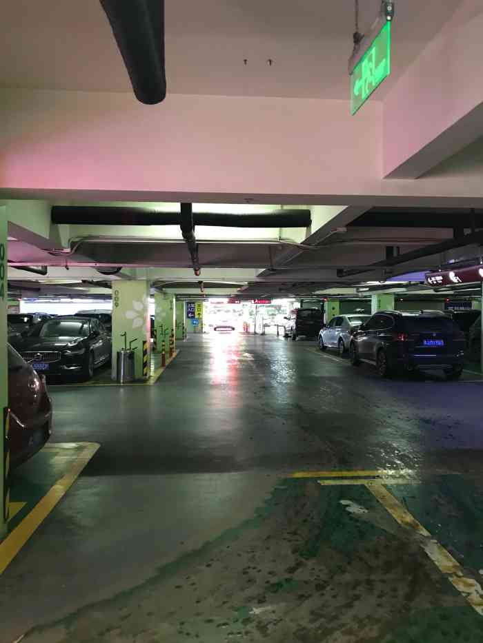 印象城购物中心停车场-"印象城这个停车场比较雷,靠马路的那边虽然.