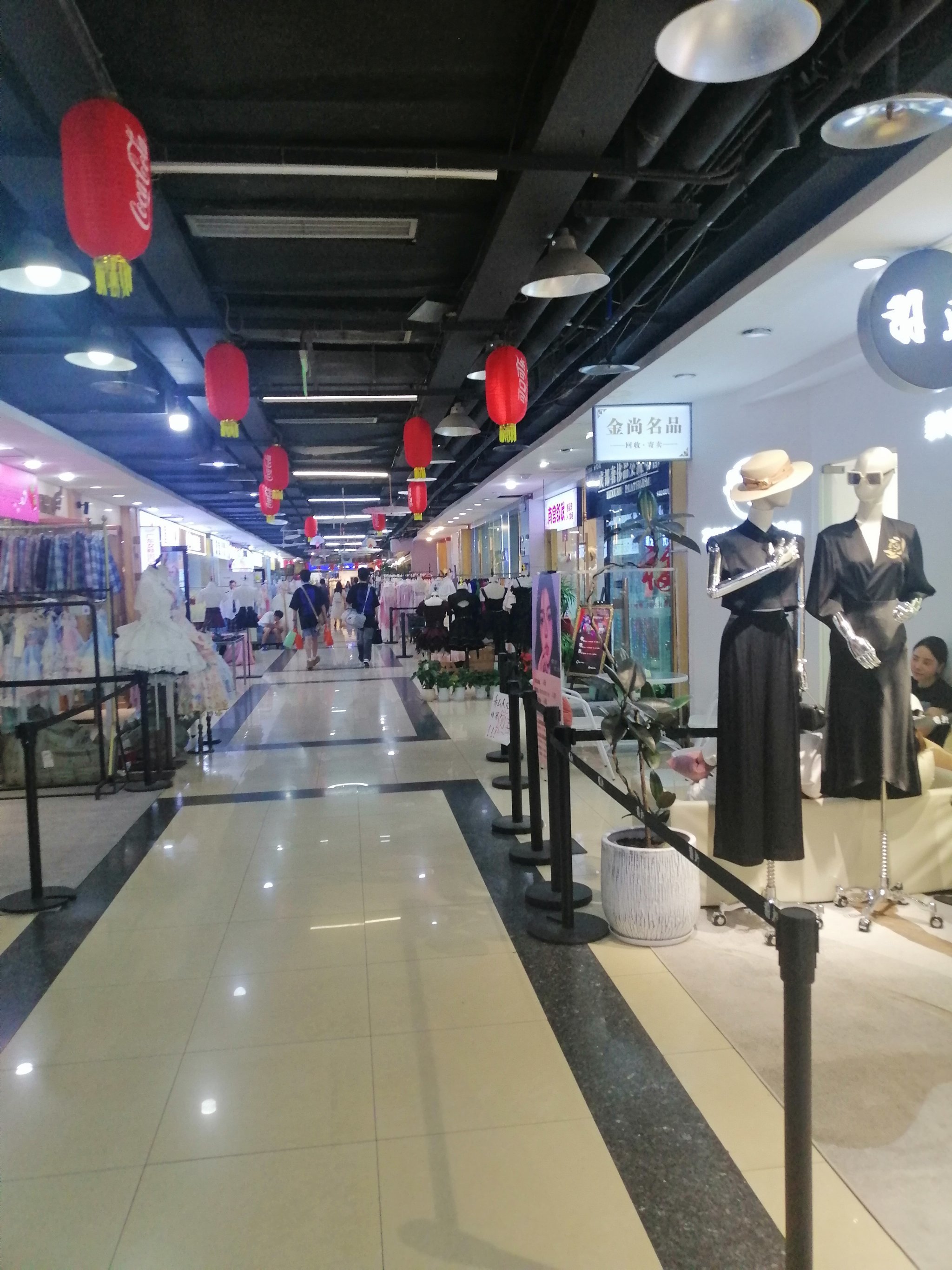 香槟广场一楼居然还有条国潮汉服文化体验街