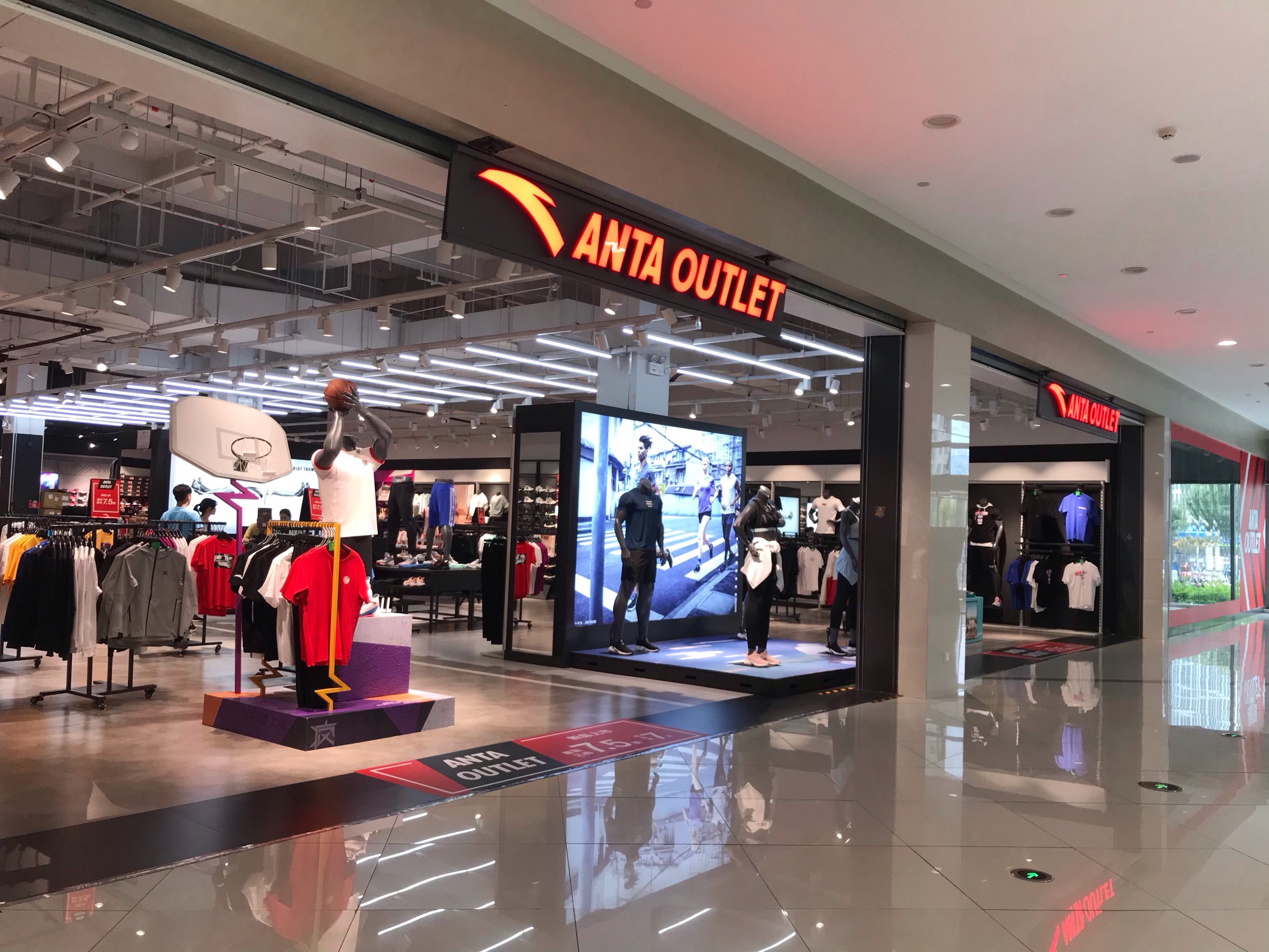 安踏,大西洋银泰城的一楼,国产的一个品牌