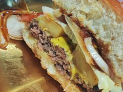 焦糖烤菠萝牛肉汉堡-魏斯理汉堡(西安沣东吾悦店)