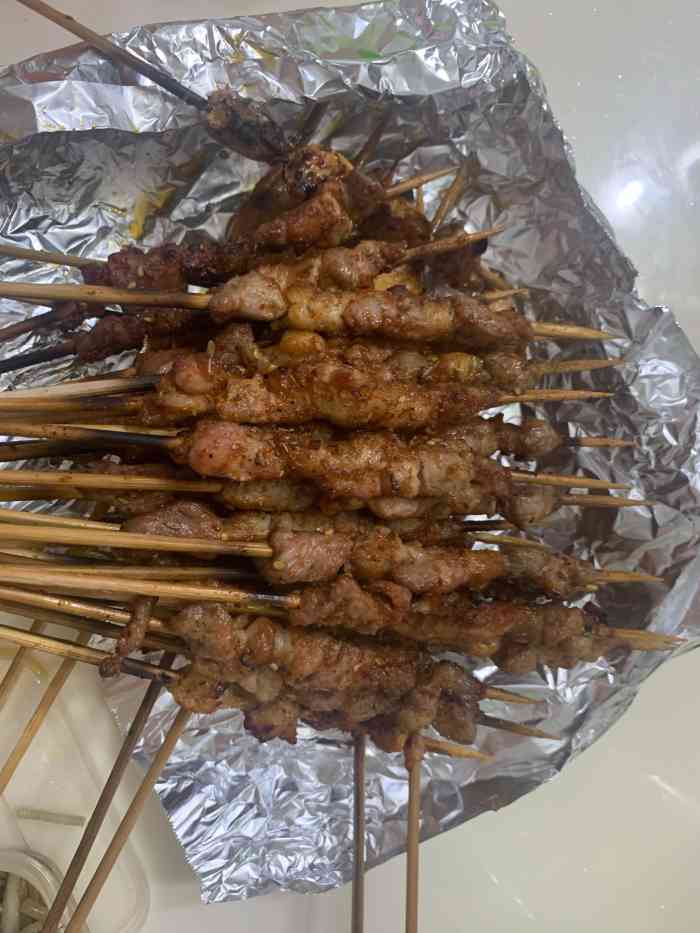 红满天烧烤(怡馨家园店)-"[薄荷]环境:环境比较老,当然属于几年.