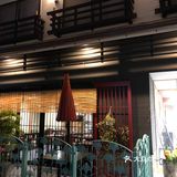 出门就是公交站和711便利店，酒店地理位置和交通很方便