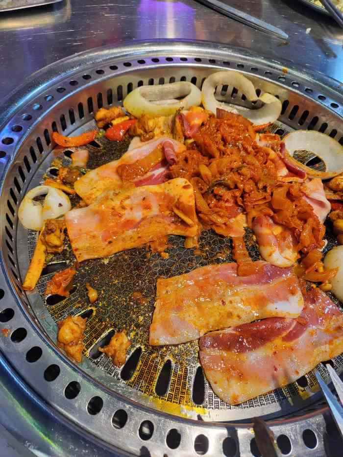 马路牙子地桌烤肉(亚运村店)-"领上打折券立马来打卡! [薄荷]环境:地.