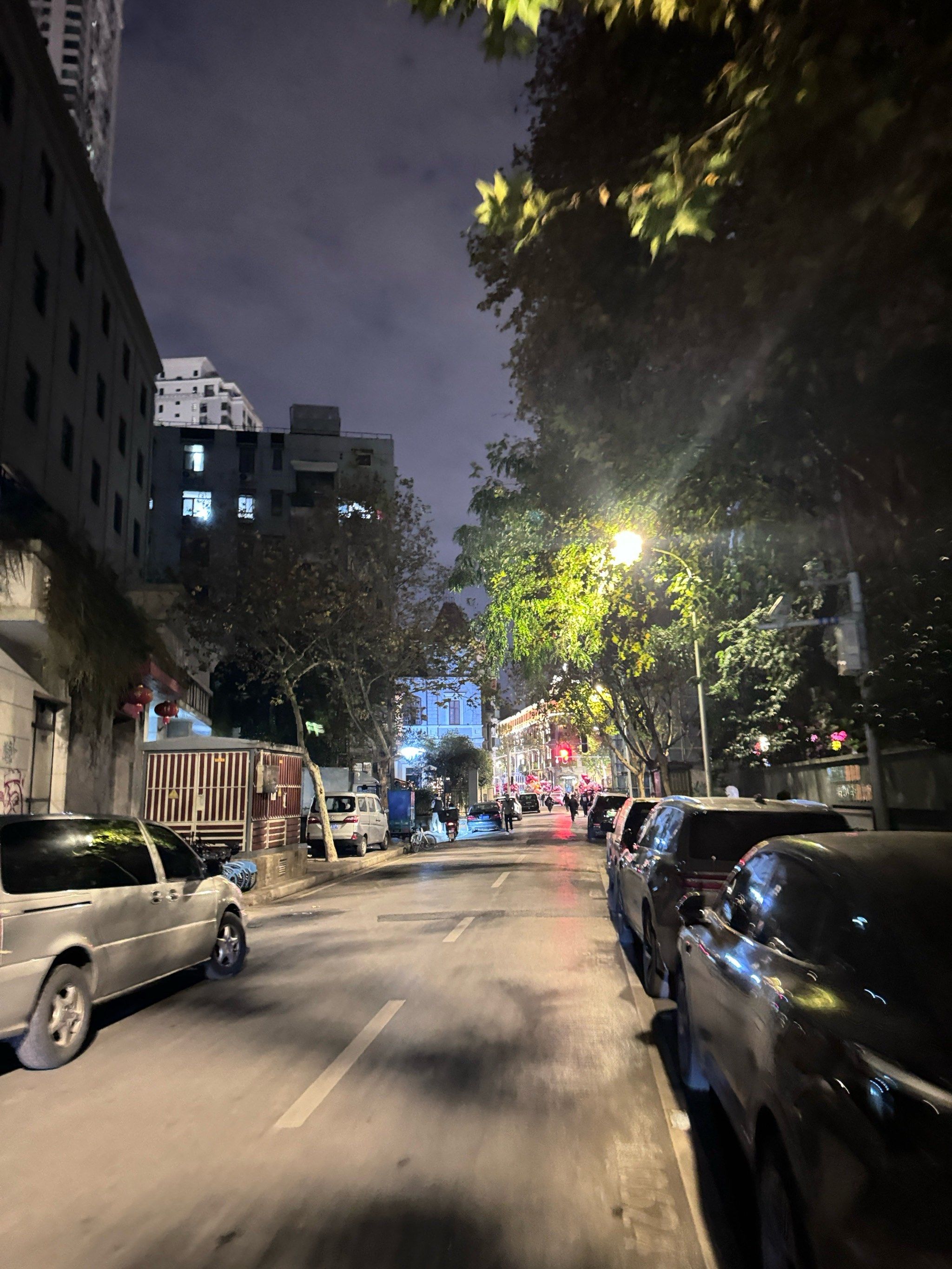 夜晚的街道还是这么热闹!