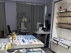 -视野联行眼镜•蔡司•依视路(温江店)