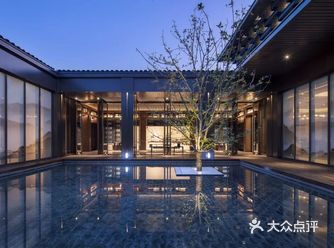 下雨时节,雨水自屋檐滴落 在地面形成汇流环绕的格局