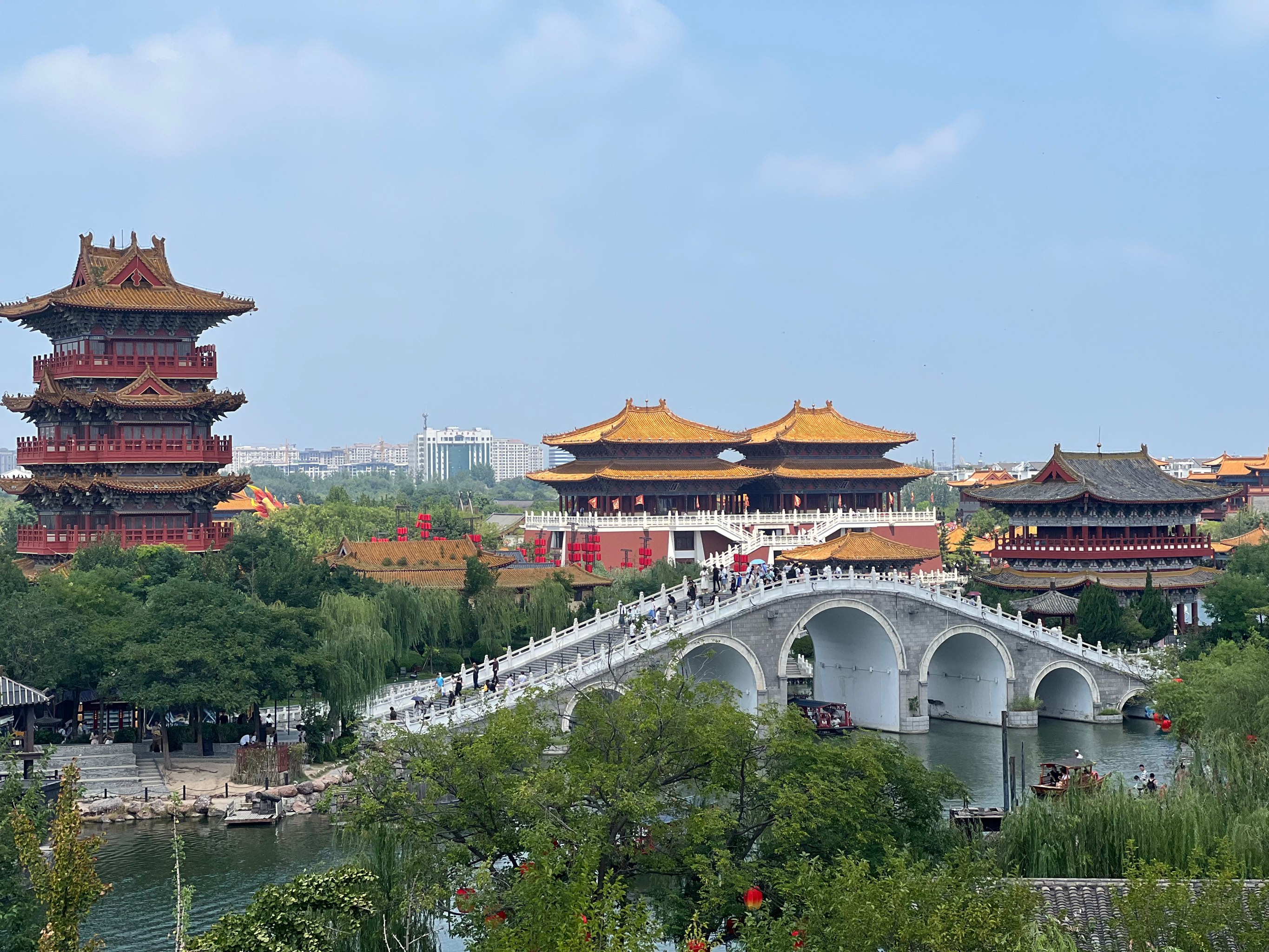 开封清明上河园暴雨图片