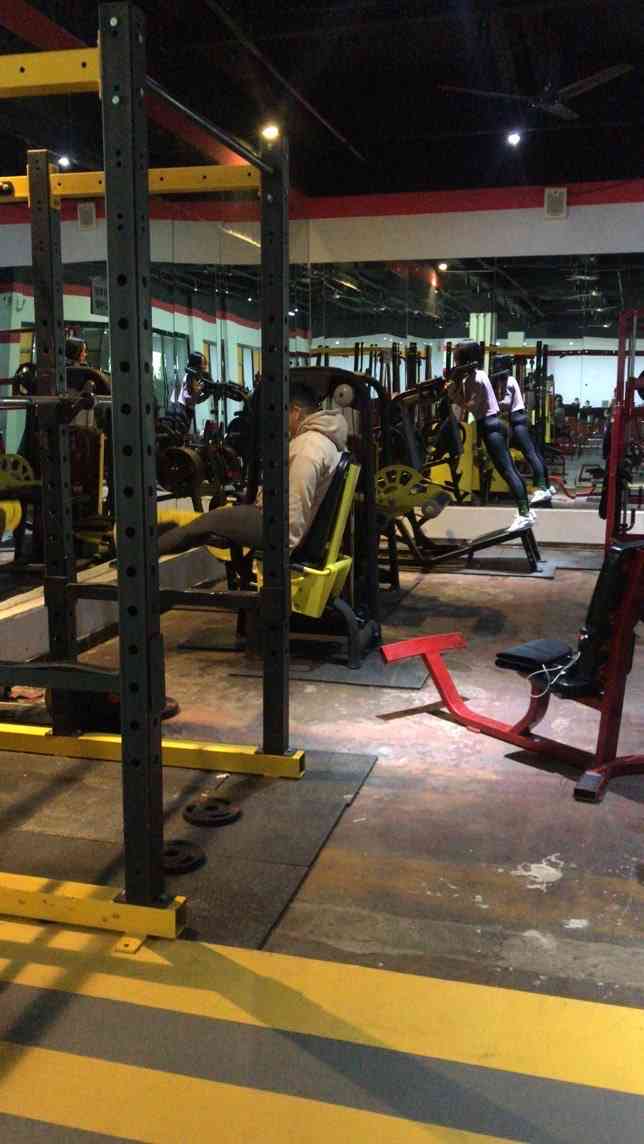 巨石健身房-"地方不大,设备有点旧很多都坏了,但是氛围.
