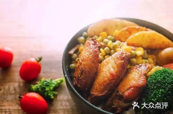 在大学食堂中晚餐也要吃好！