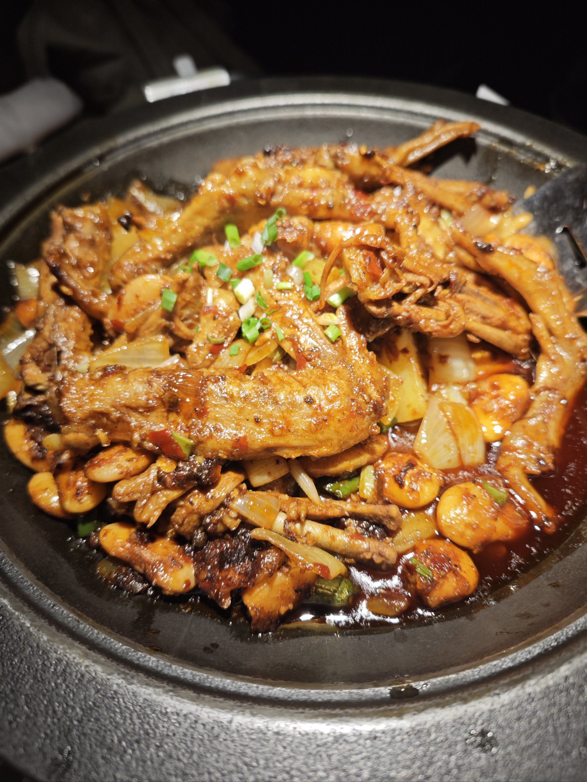 店内环境好,糯香鸡翅和鸭掌太好吃啦!味道