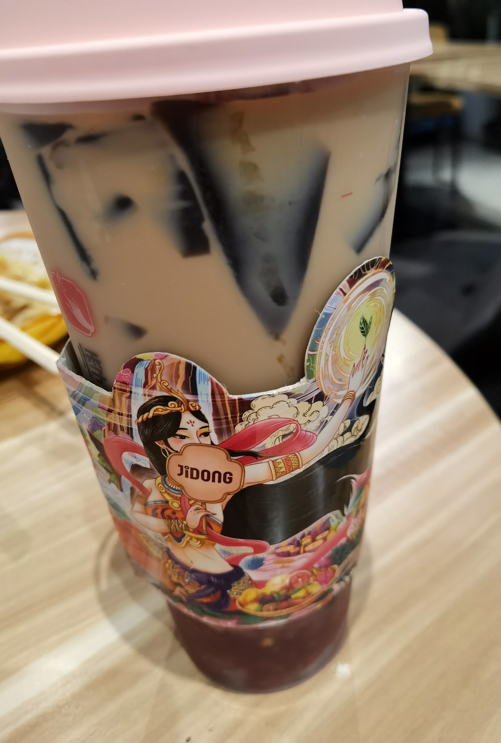 旁边大时代吃东西,买上两杯悸动烧仙草,现