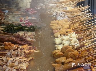 「小街麻辣烫」 环境介绍： 街边小店，两三好友