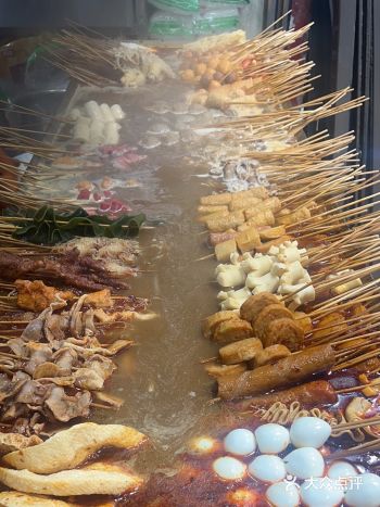 「小街麻辣烫」 环境介绍： 街边小店，两三好友