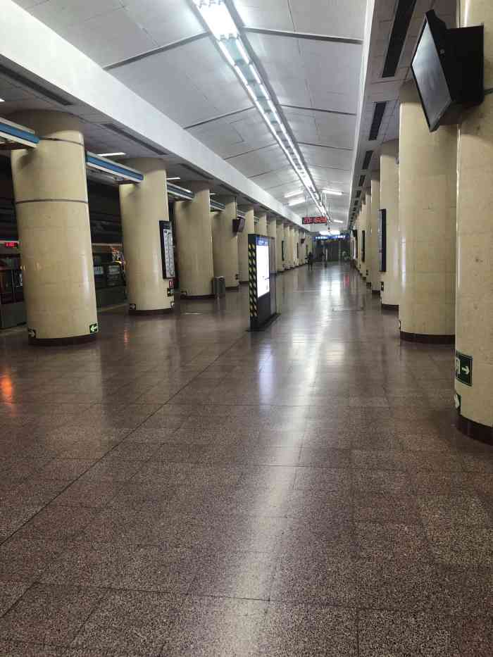 积水潭(地铁站)-"积水潭地铁站是重要的交通枢纽.德胜门是公.