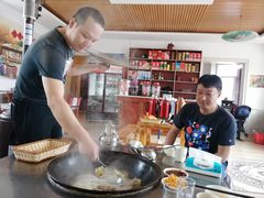 -粘豆包柴火铁锅炖