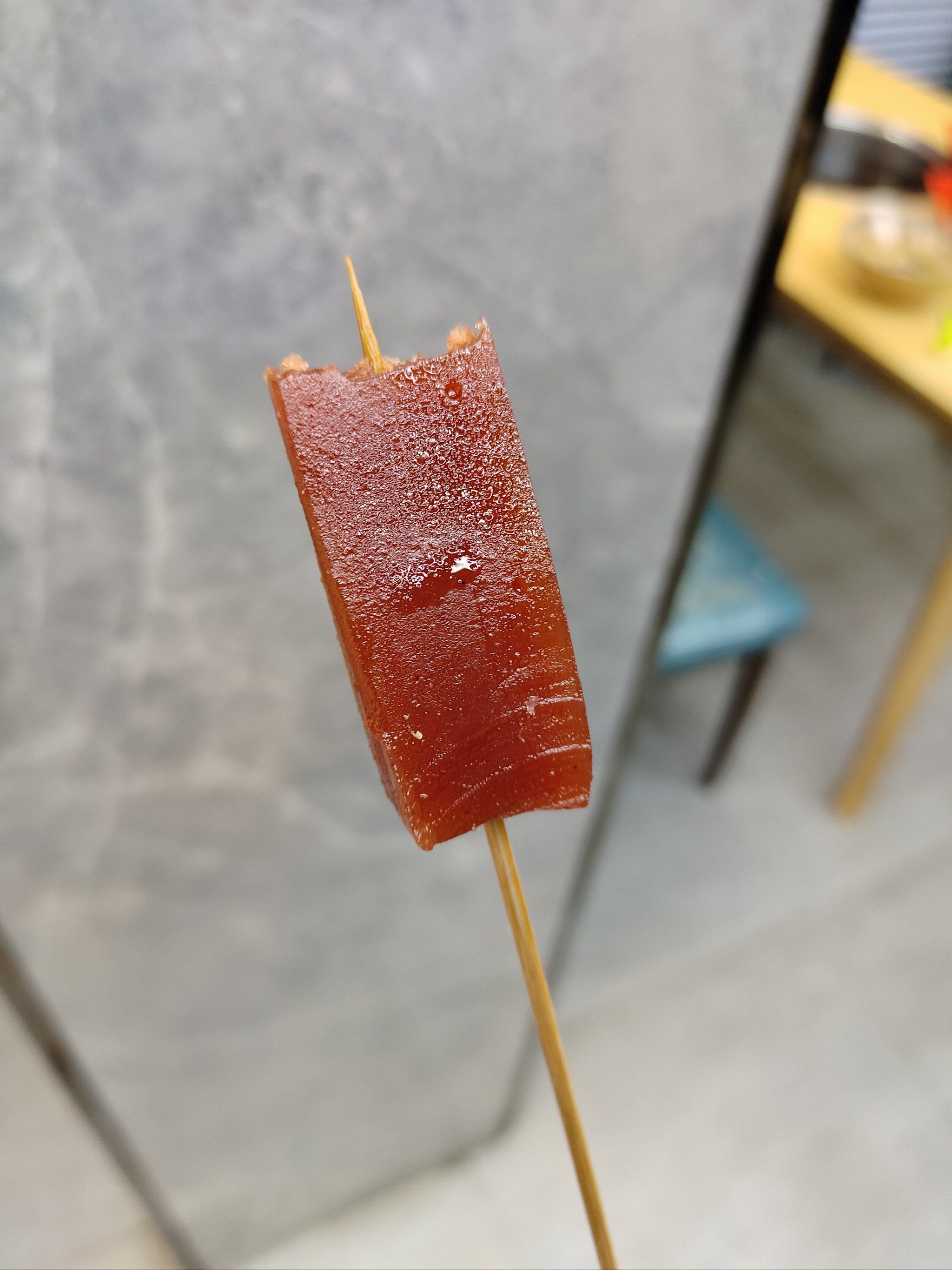 山楂糕 小时候两毛钱一块的山楂糕,现在也成涮串店里的小零食了好 