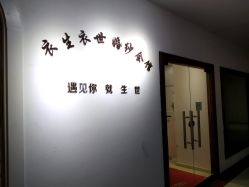 -觅白婚纱礼服馆